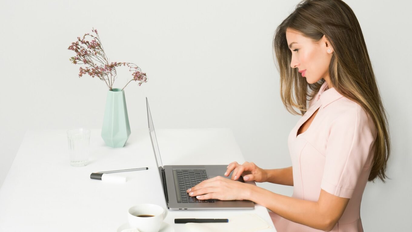 Dicas de Conteúdo Adulto para Mulheres que Trabalham de Forma Independente: Como Criar Postagens Envolventes e Seguras